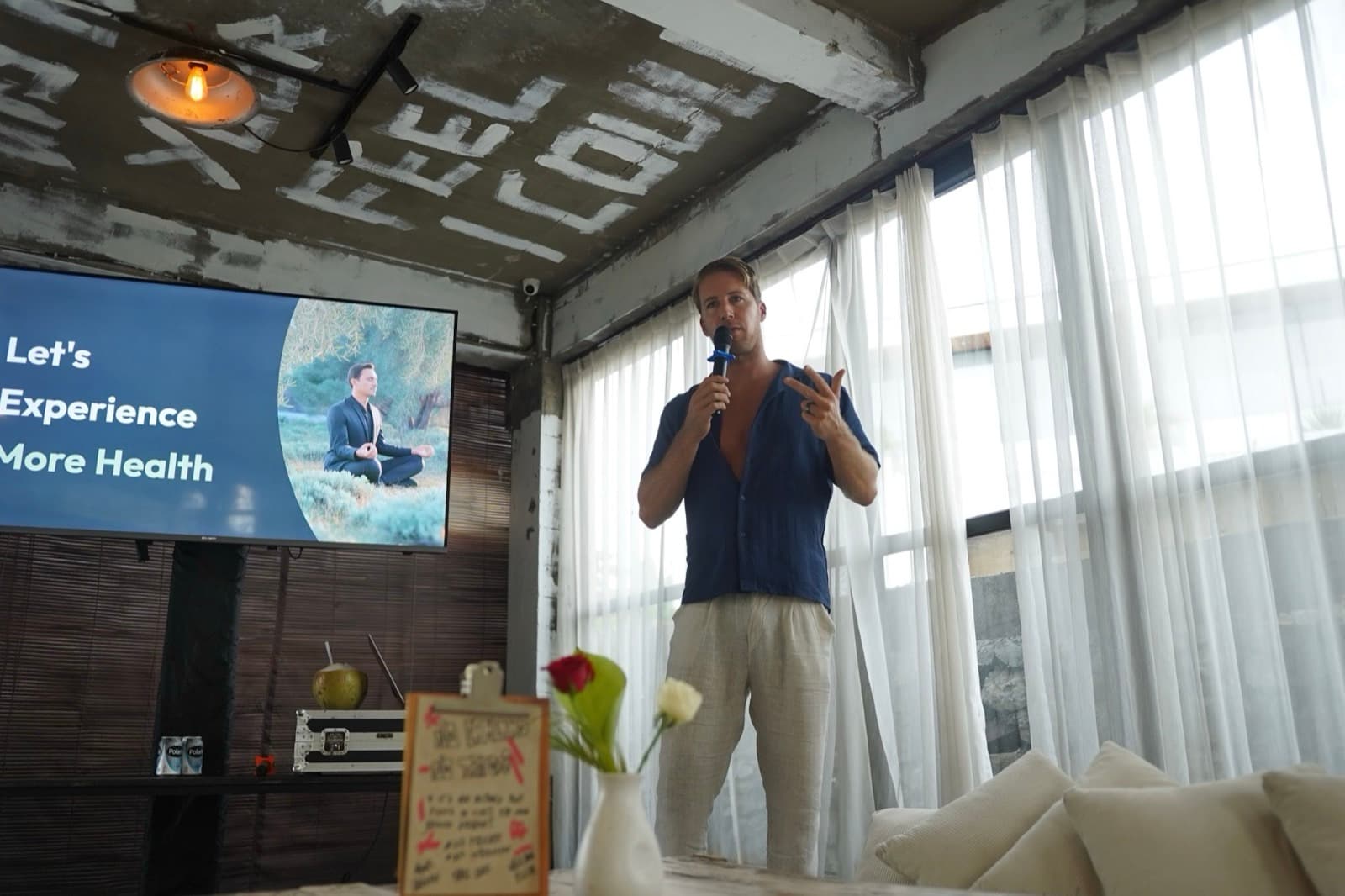 Lennart speaking on stage
